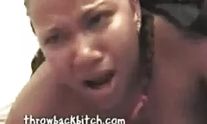 um anão com um esgui ...