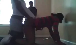 enquanto sua amiga,  ...