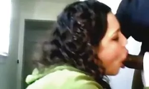 garota branca chupa  ...